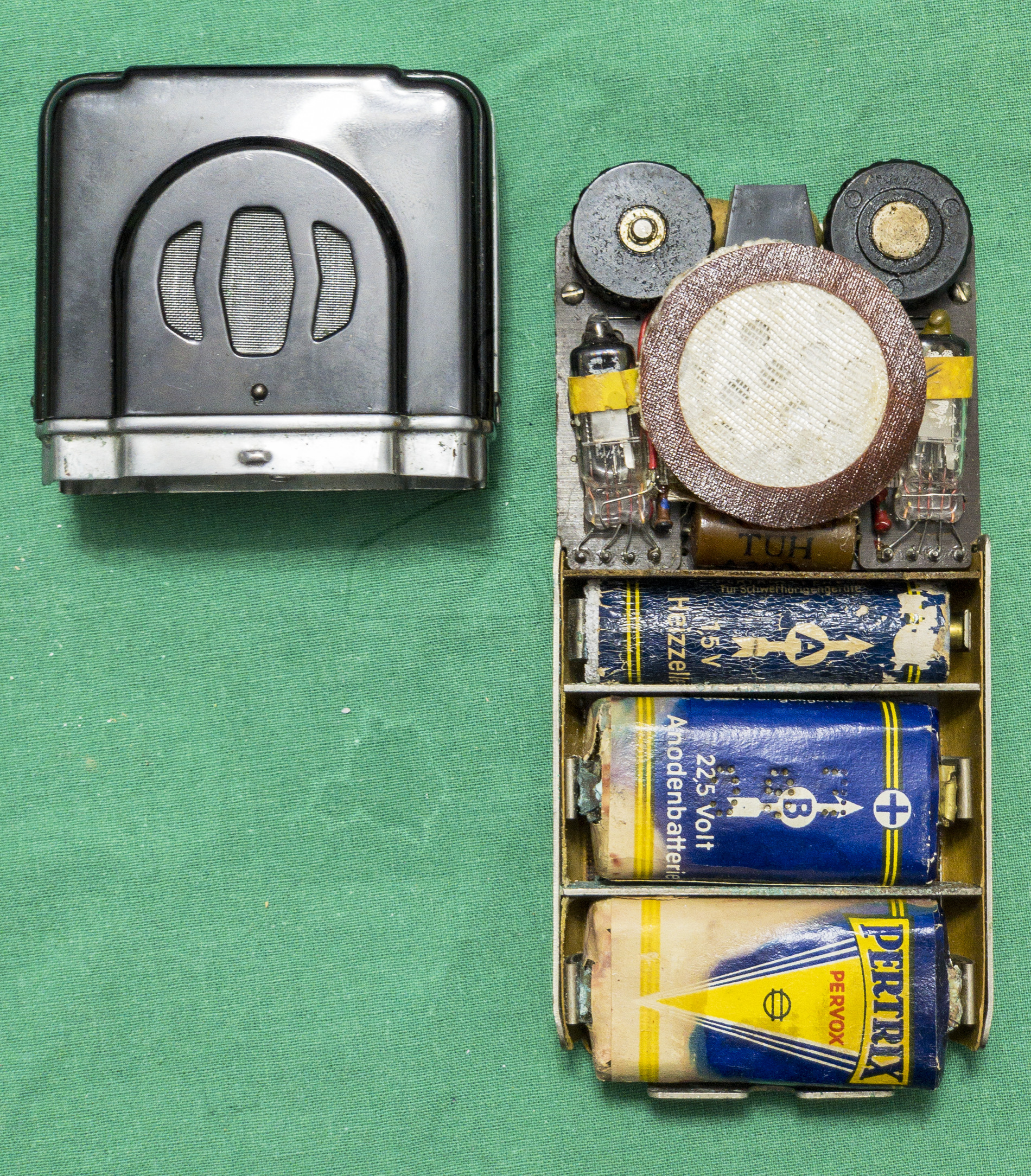 Hörgerät "Fortiphone Type 20", ca. 1949, Batteriehalter mit dem Kunststoff Oberteil